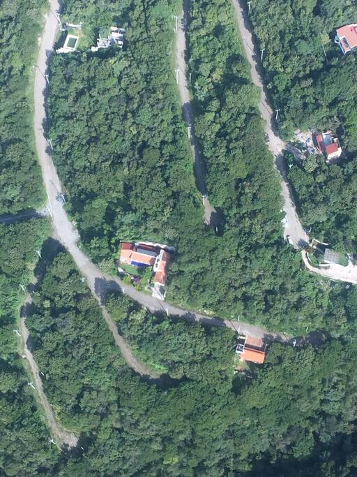 Aereal view of the house with a lot of green on the surroundings