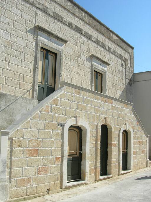Casa Salento vista da fuori. L'appartamento Agave è al piano terra, porta a sinistra.