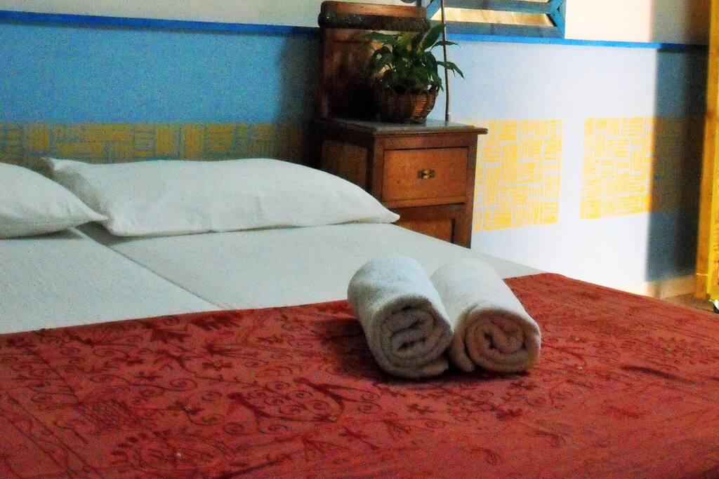 Particolare del letto a due piazze.