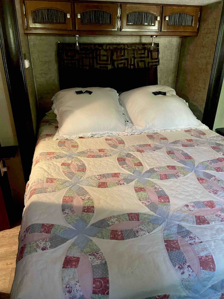 La cama tamaño queen muy cómoda.