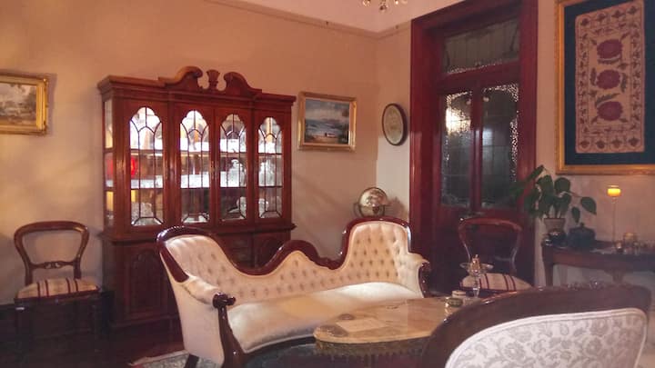 الصالون - متاح للضيوف. يا إلهي! هذا أحد المناظر الخلابة عند زيارة منزل ليكونفيلد التاريخي لعام 1872 - قصر في الريف يطل على مزارع الكروم والمزارع.