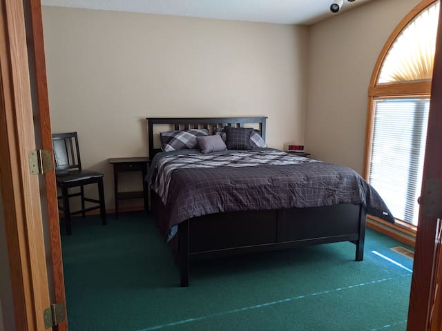 Eden Prairie Escape *spacious home, quiet and safe gallery image 3