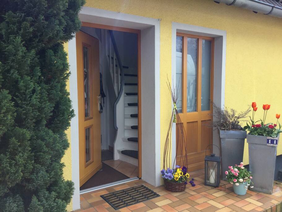 Haustür und Treppe nach oben