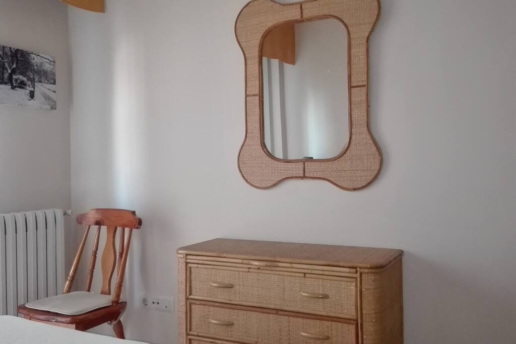 Cómoda y espejo.
