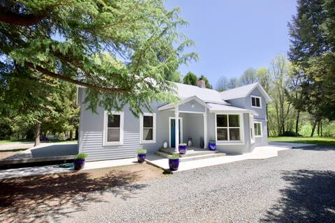 Glenbrook Lodge - Private Creekside Estate