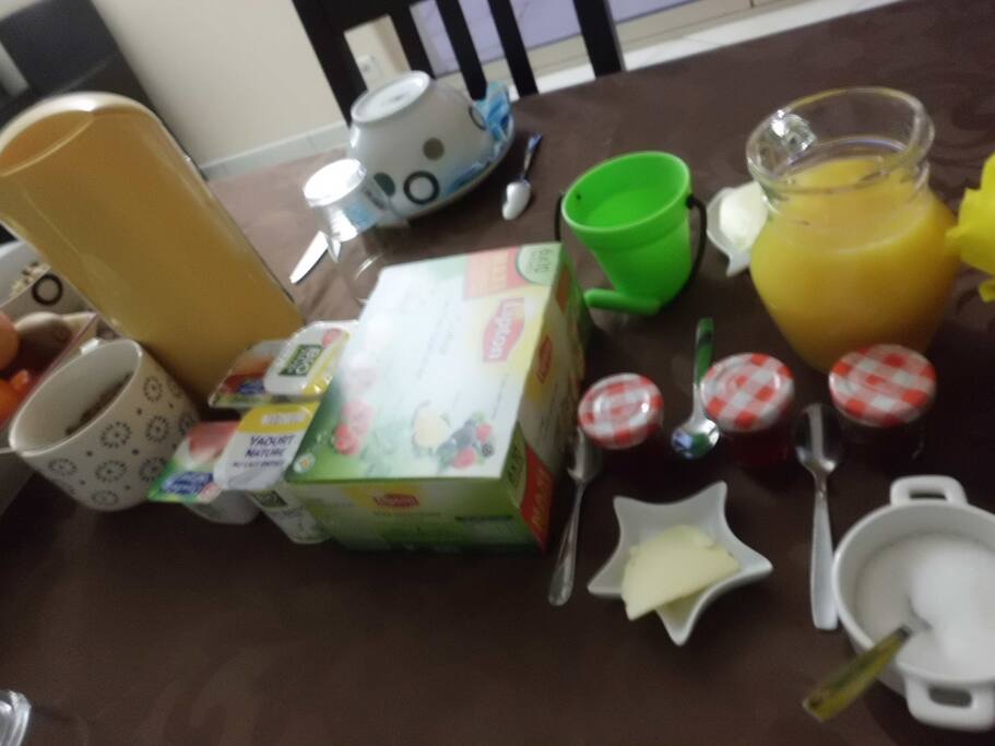 table du petit déjeuner avec ses confitures maison