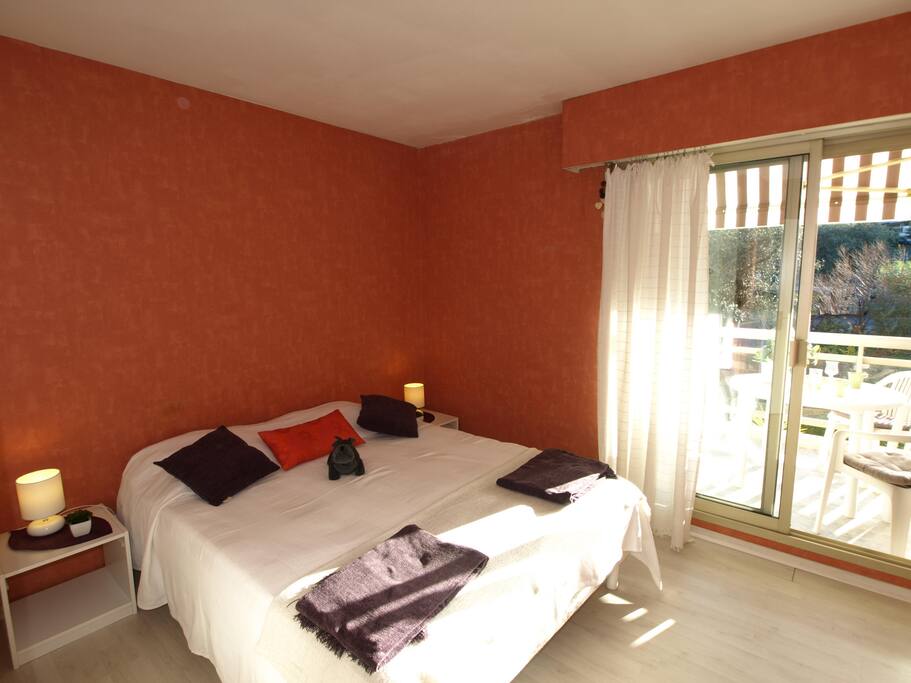 Chambre lit 160 avec grand placard, donnant sur balcon avec store.
