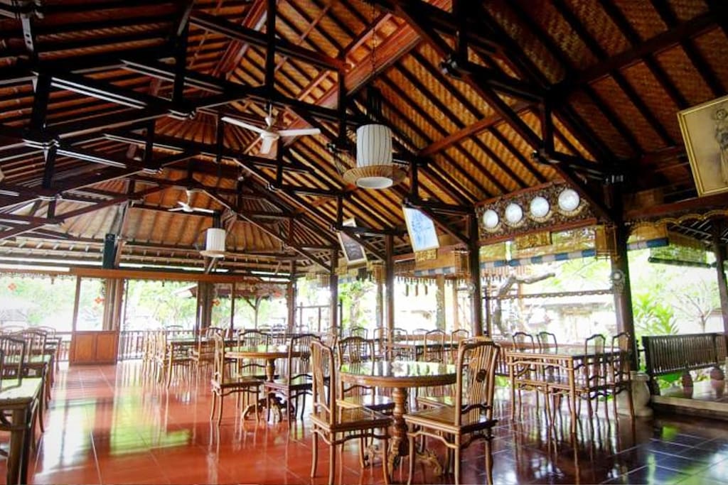 Restaurants beside Pool