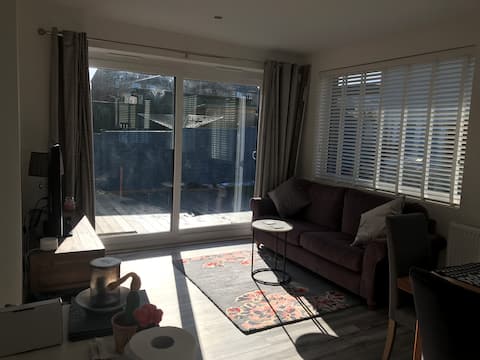 Successful Airbnb property: Modern clean full house near beach with parking in Portobello