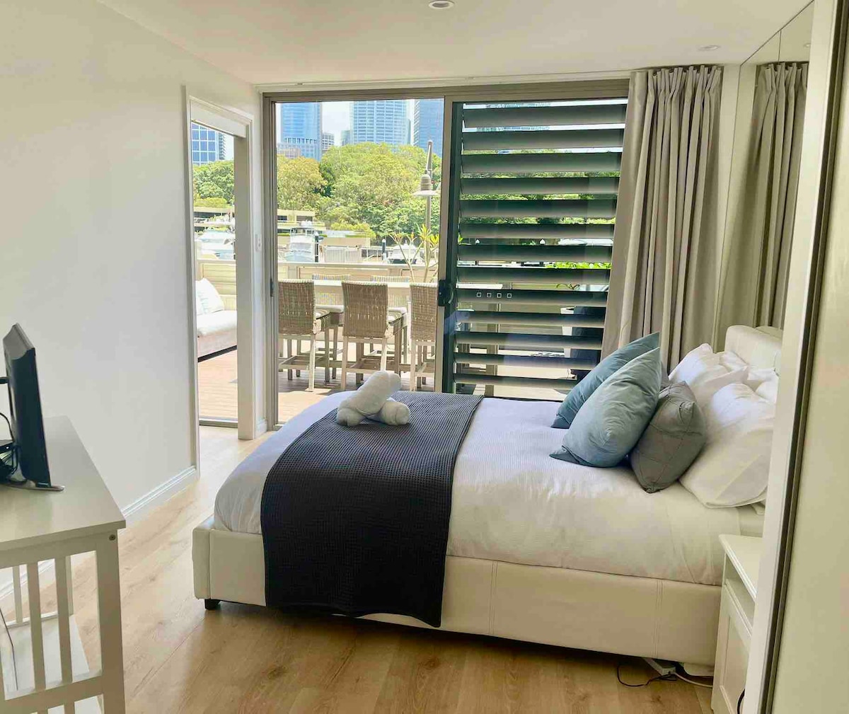 Slaapkamer met uitzicht op de jachthaven, het water en de haven