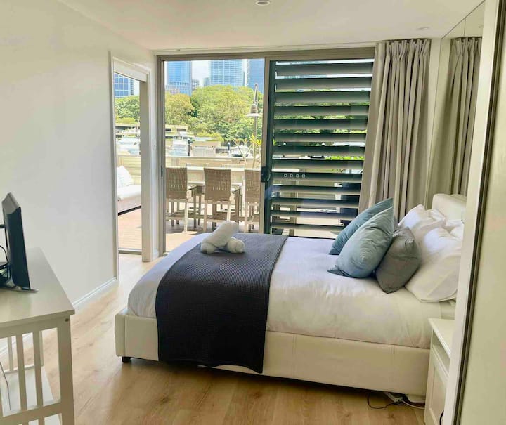 Спална соба со поглед на пристаништето, водата и пристаништето