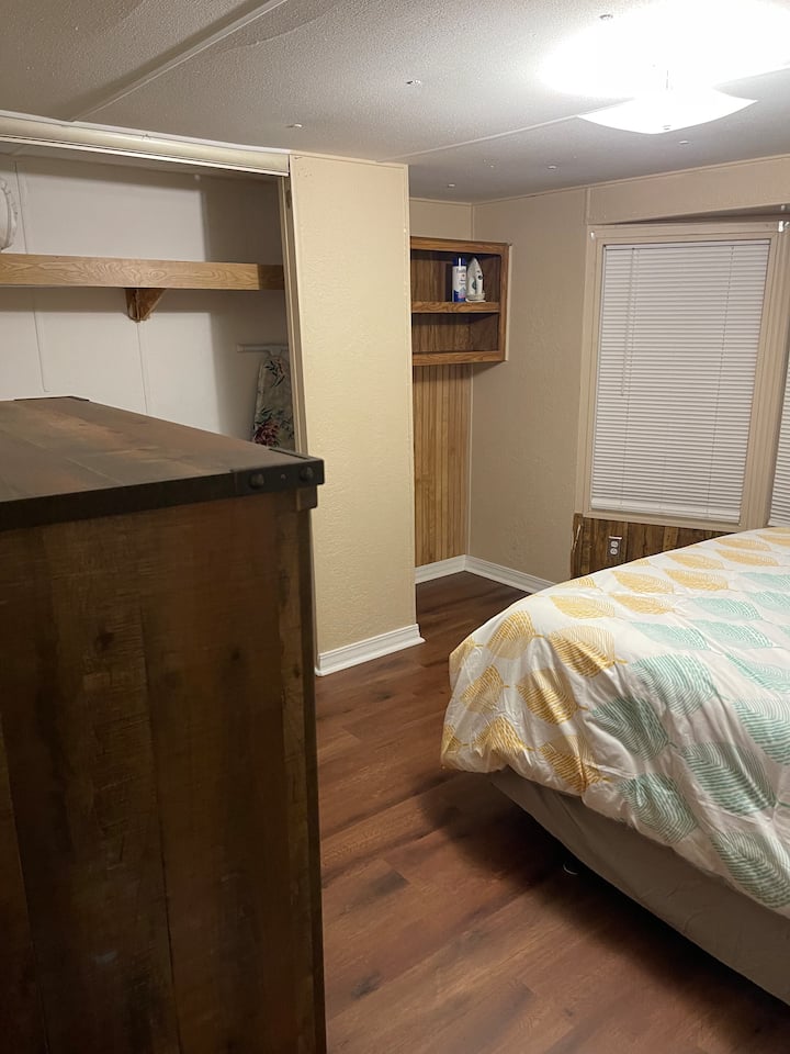 2号客房，配备大衣柜和熨衣板 