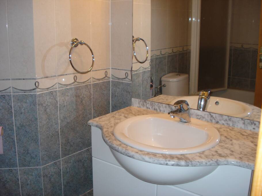 Salle de bain avec baignoire