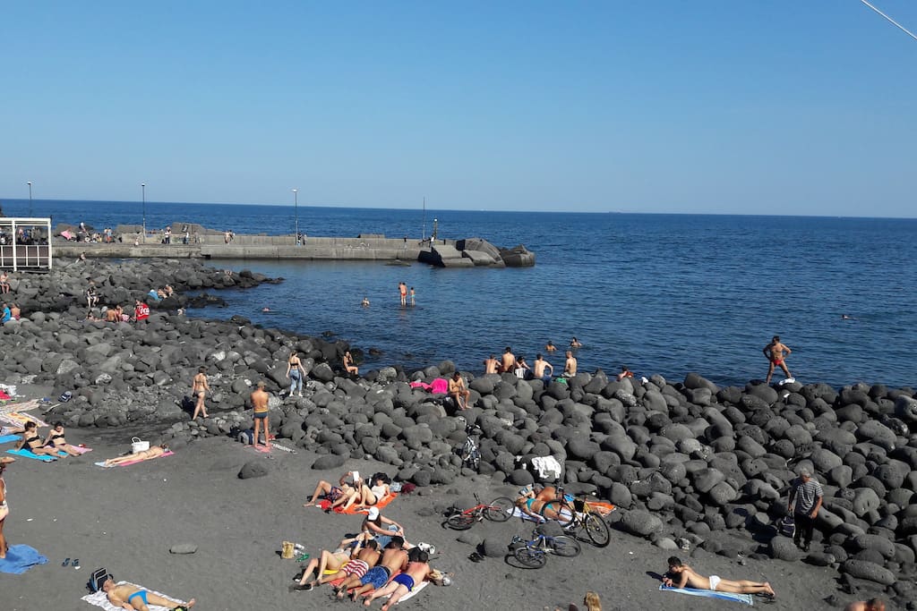Spiaggia nera, con sabbia vulcanica della nostra straordinaria Etna!!!☀️☀️☀️⛱⛱⛱