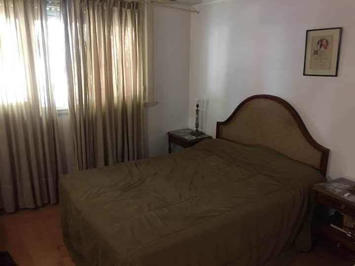 ห้องสวีทเตียงควีนไซส์และเตียงแฝดหากจำเป็นพร้อมทีวีจอแบนขนาด 40 นิ้วพร้อมเคเบิลทีวีและ Apple TV