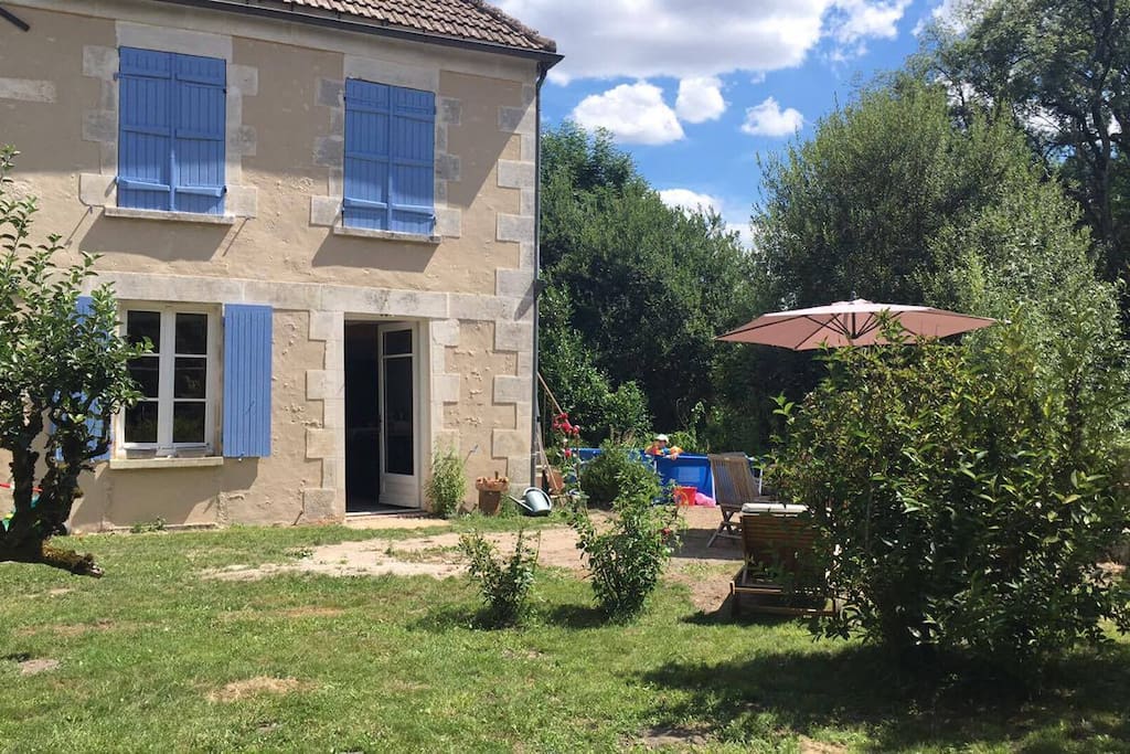 La maison vue du jardin