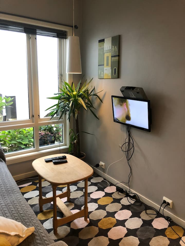 Sebule iliyo na televisheni.