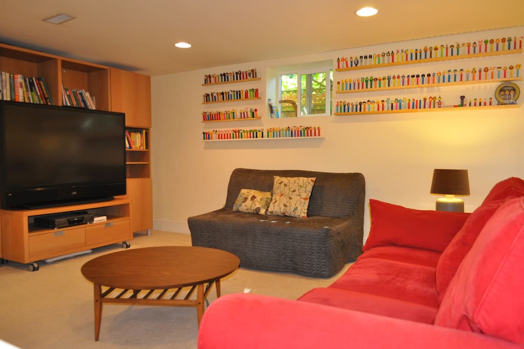 Lounging area -- cable TV with basic stations, HULU and NETFLIX available