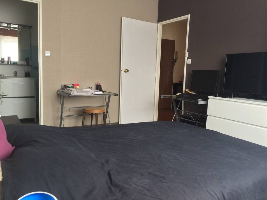 Chambre avec télé écran plat et salle de bain privative