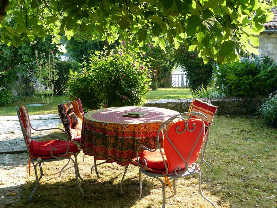 Table de jardin sur terrasse vue sur Charente