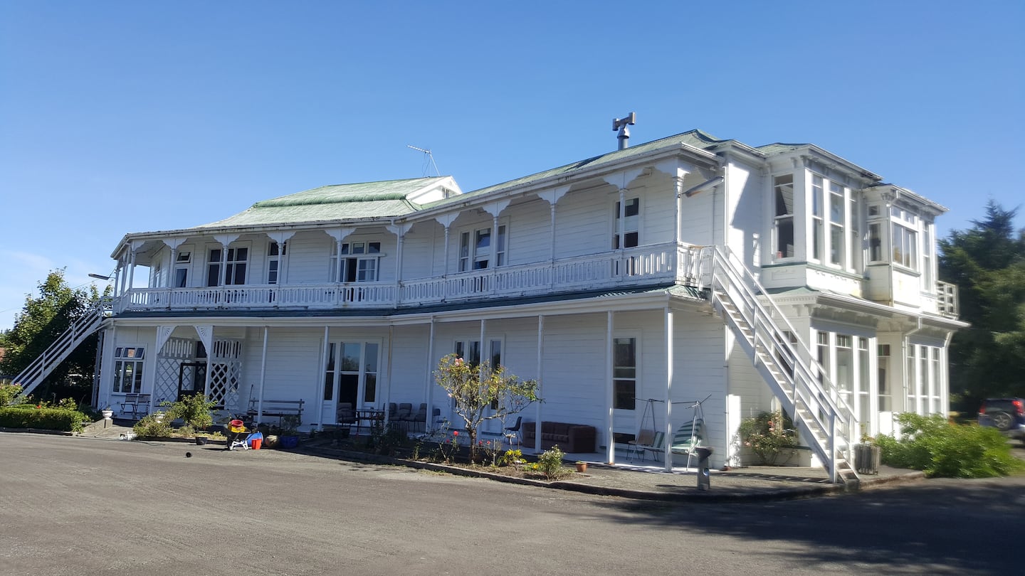 Fareham - Tōtara: Large,  With Balcony Views 5