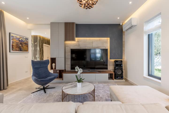 Dhoma e ndenjjes me divan, i cili mund të jetë krevat për dy persona 