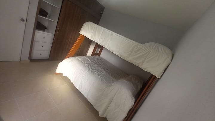 Chambre secondaire dispose d'un lit double et dans la partie supérieure d'un lit simple, d'une armoire avec tiroir et d'une chaussure ! ! !