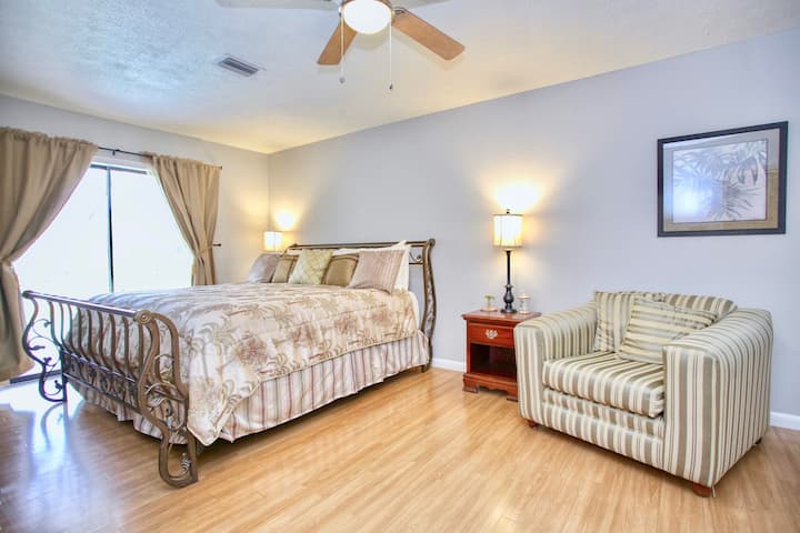 Dormez bien - Master #1 dispose d'un accès direct à la piscine, d'un lit King Size, d'une salle de bain attenante, d'un placard double, d'une buanderie, d'un espace bureau et d'une télévision avec câble et Roku. Les portes vitrées coulissantes s'ouvrent sur la terrasse de la piscine et les rideaux pour obscurcir la pièce offrent de l'intimité.