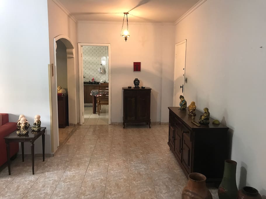 Sala e cozinha ao fundo