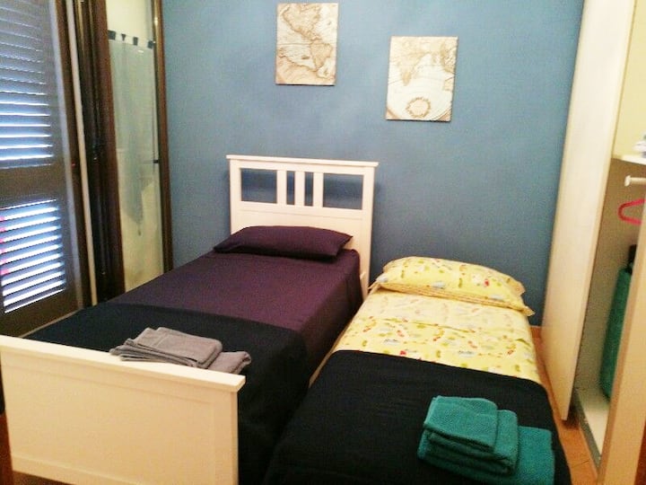 ერთადგილიანი ოთახი სავარძლით, რომელიც ღიაა დამატებითი საცხოვრებლისთვის