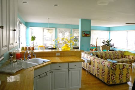 Walk to  beach, clean & comfortable