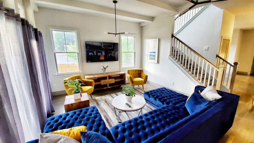 Rooftop Paradise – 1 Mile to Broadway – Sleeps 12 gallery image 2