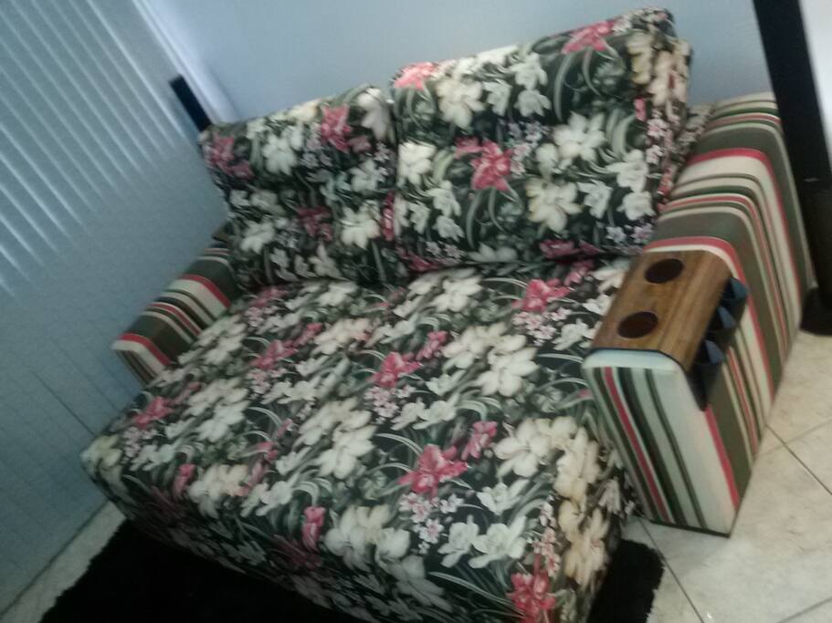 Este é o sofa cama onde dormem as minhas visitas, é maravilhoso, bem amplo.