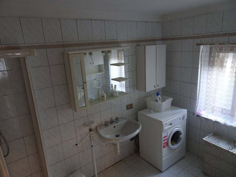 Bagno del piano inferiore - doccia e lavatrice