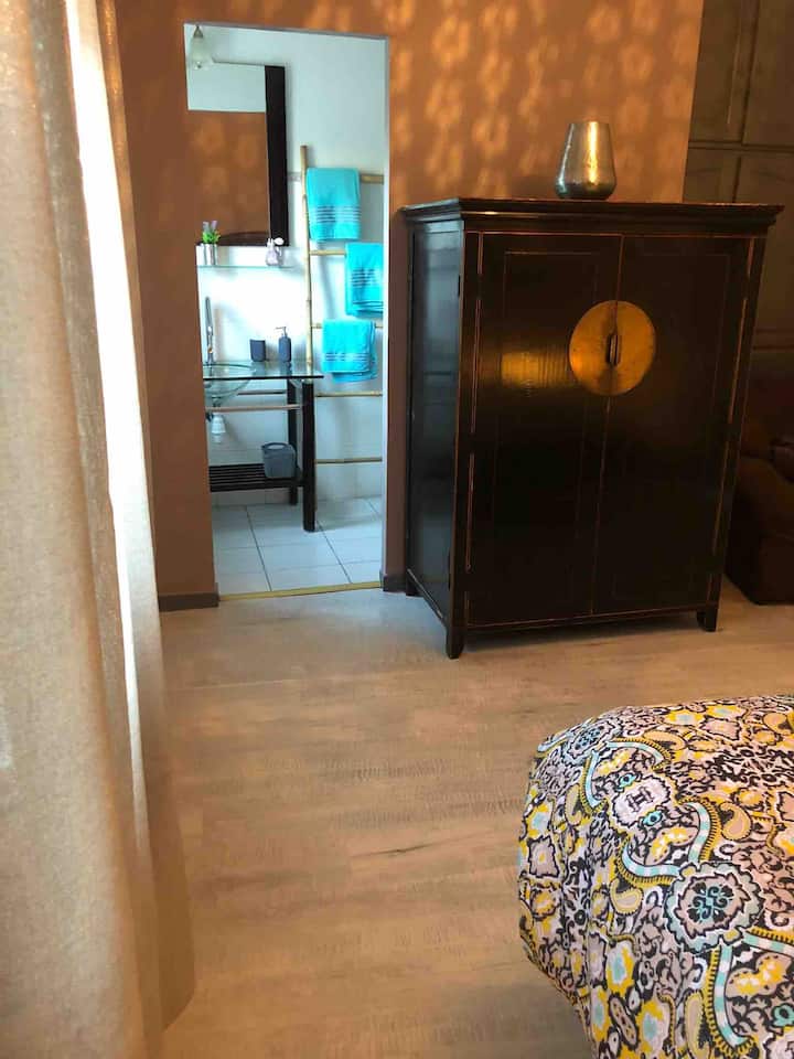 slaapkamer 5: mastersuite met kleedkamer en doucheruimte, gelegen op de begane grond, "MAison de Lilly" gebied