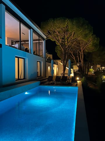 New Elegant 8 King Bedrooms Villa Panoramic Views gallery image 2