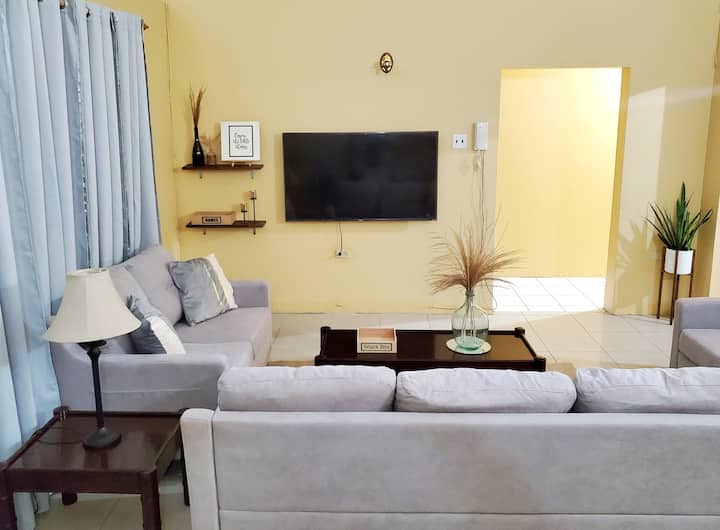 Hillview 3br/2ba Near Kfc Jerk & Supermarket - Kingston