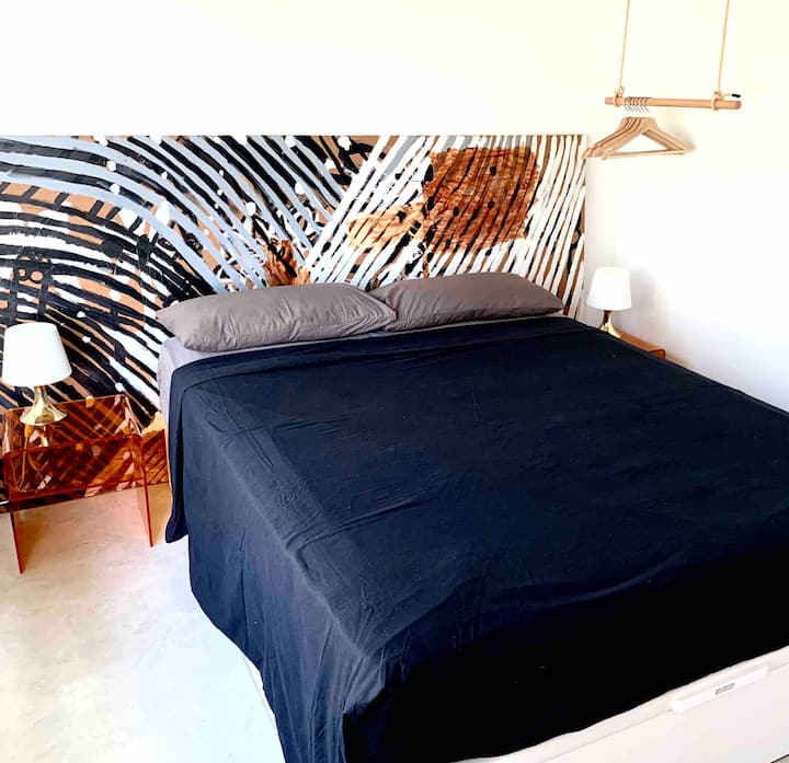 Im Erdgeschoss Schlafzimmer mit Doppelbett