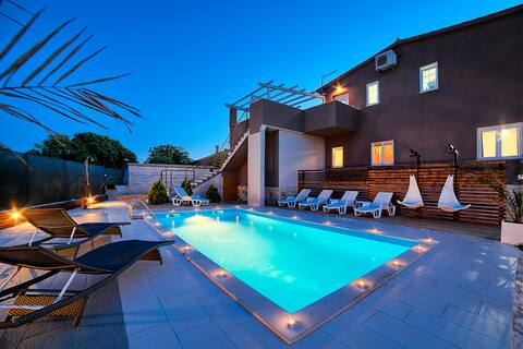 Charming villa Nikolina with heated pool, Medulin