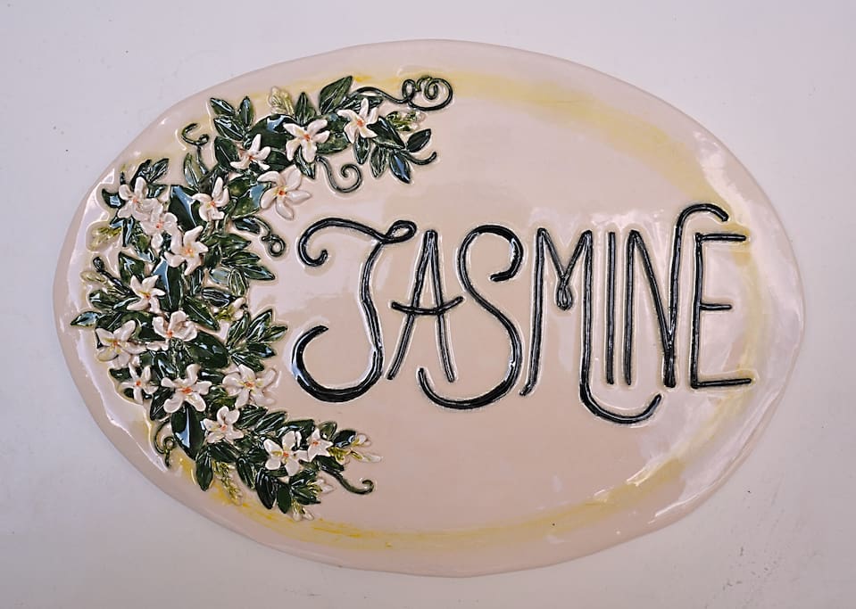 La targa esterna in ceramica della Casa JASMINE