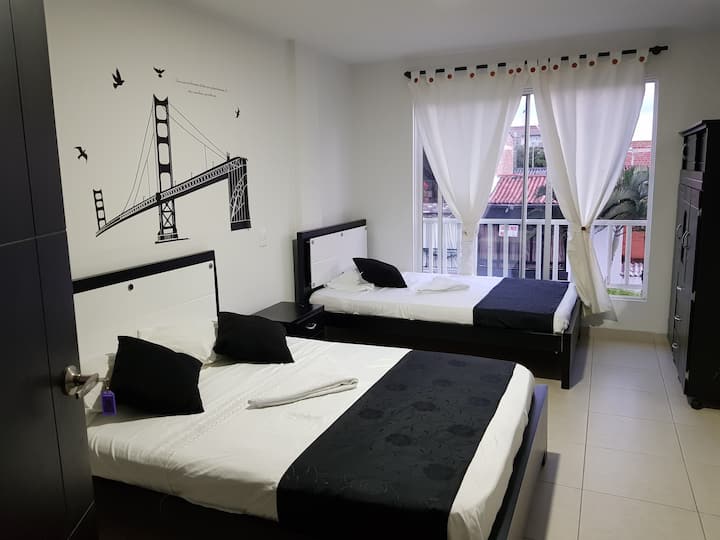 الغرفة 302 : 2 سرير مزدوج (1.40× 1.90)  - مروحة - كرسي - خزانة - حمام ماء ساخن