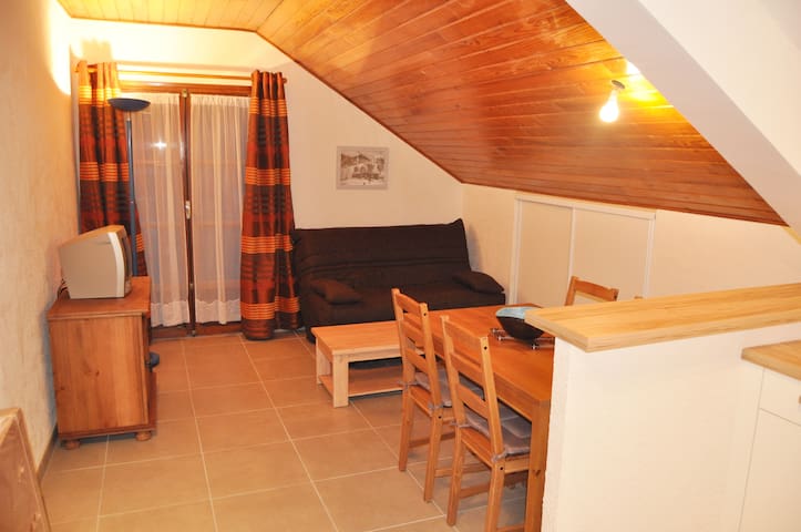 Auron - Beautiful studio, facing south, sleeps 4