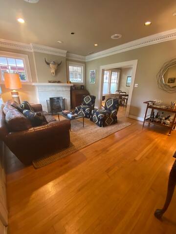 Entire House – Cozy, Lower Greenville Craftsman! gallery image 5