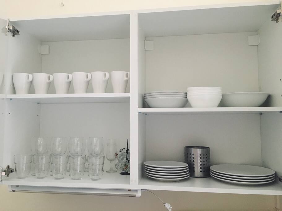 Felszerelt konyha - Kitchencupboard with a lot of dishis