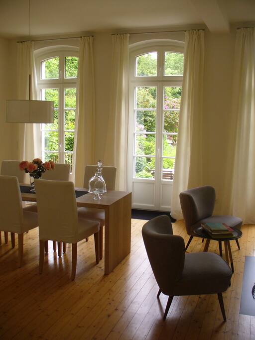 Blick vom Wohnzimmer in den Garten