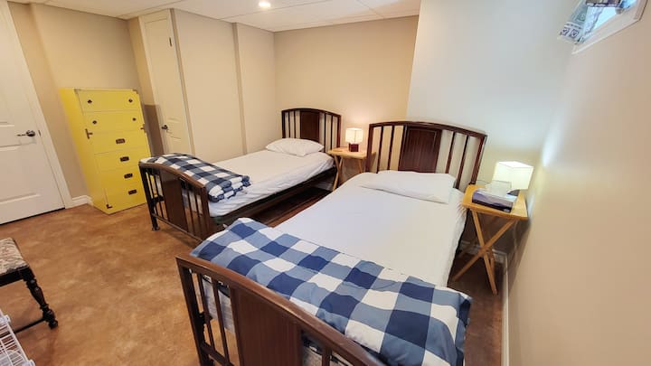 Camera da letto seminterrata con due letti singoli