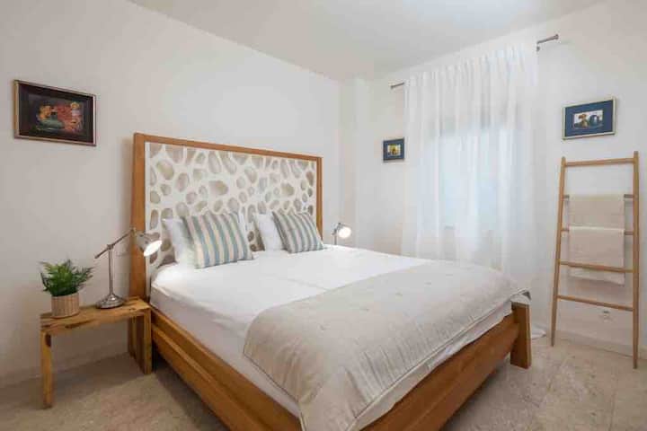 Chumba cha kulala kilicho na kitanda kikubwa na bafu la kujitegemea 