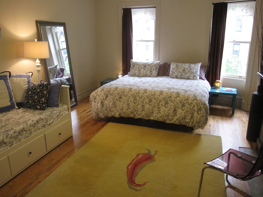 Very comfortable large master bedroom with kingsize bed.
Tres confortable grande chambre avec lit Kingsize.