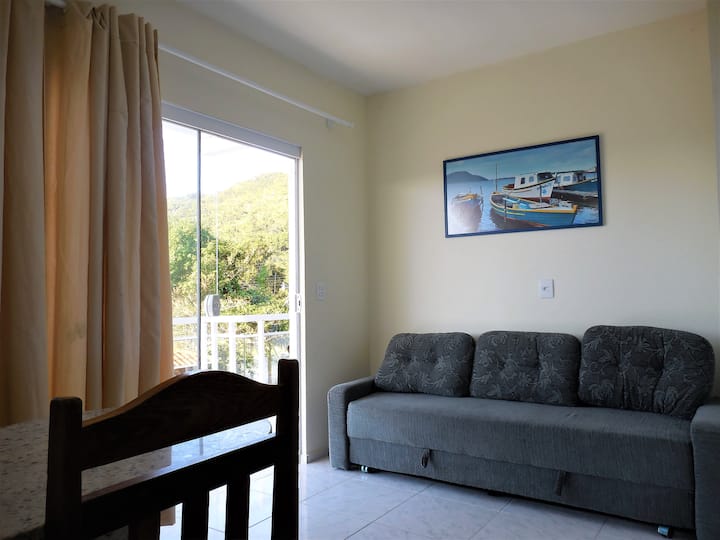 Всекидневна с разтегателен диван.