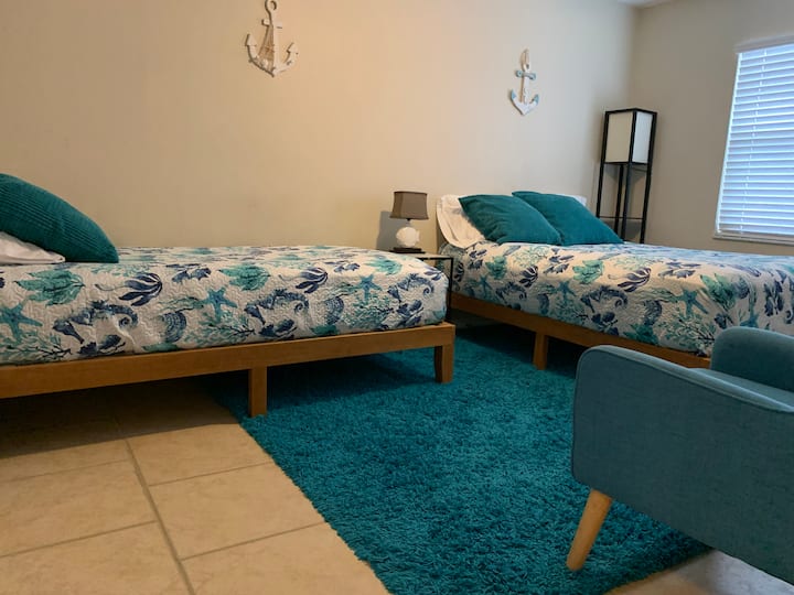 מיטה בגודל מלא ומיטת יחיד עם חדר רחצה פרטי.